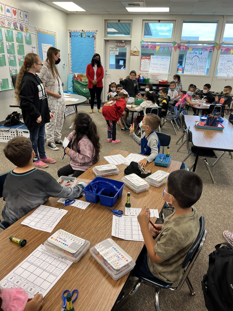 CF_EaglesNest's tweet photo. Thank you to the Morgan family for the pumpkin donation! Our TK/Kinder classes were so excited to receive their little pumpkins today! πππ#EagleFamily #eaglessoar #CarrollFowler https://t.co/zfHRKg69Mu