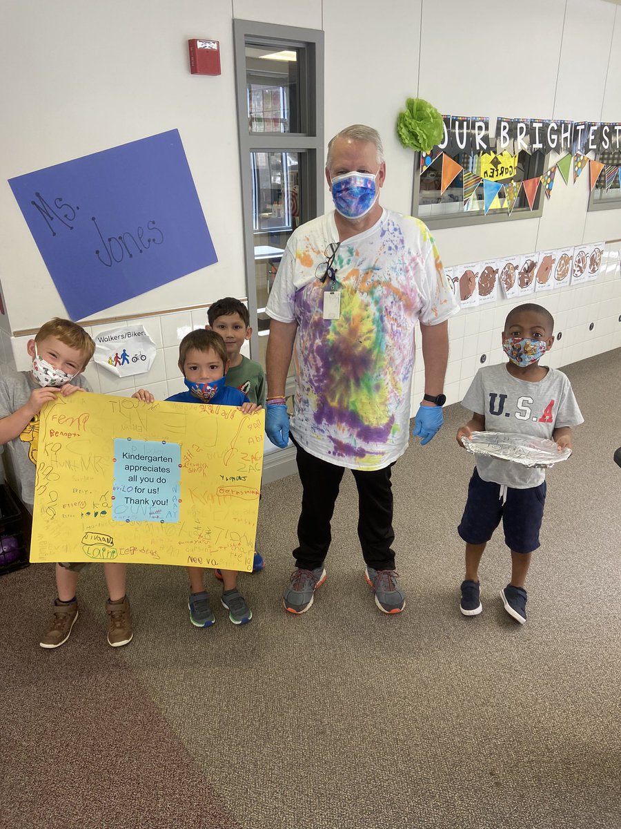 We love and appreciate our custodians SO MUCH! Nothing says thank you like freshly baked cookies and a very sincere sign from our eagle kindergartens. Happy custodian appreciation week! <a href="/GrandviewPYP/">Grandview Hills</a> <a href="/LeanderISD/">Leander ISD</a> #lifeatghe #1LISD