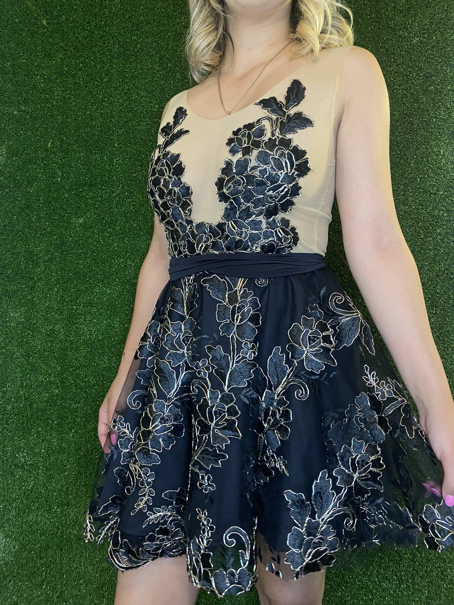 paotops's tweet photo. Nada mas quiero que vean mi obra de arte 🖤 3 en 1 : top, falda y traje ✨
Ig:@paotops https://t.co/ss3KzxVola