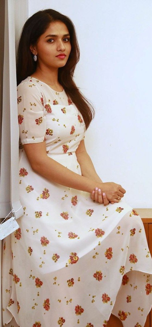 MercuryNews26's tweet photo. @TheSunainaa
Beautiful #actresd #sunaina photos https://t.co/6efU45QwRX