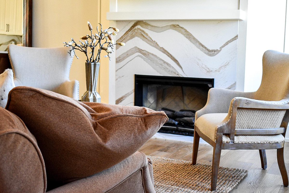Dimplex_NA's tweet image. Check out how @harmoncompany knocked this design out of the park with a marble mantle surrounding the Revillusion electric firebox. Classy and elegant - thanks for sharing!

#Dimplex #Fireplace #electricfireplace #fireplaceupdate #fireplaceinspo #fireplacegoals #fireplaceideas
