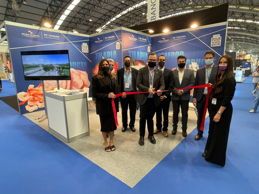propanamagob's tweet photo. Corte de cinta oficial para nuestro #Stand en @conxemar 2021, en manos del Encargado de Negocios de Panamá en España 🇪🇸 ,  junto al Cónsul de Panamá en La Coruña y empresarios de Panamá: ROCMAR S.A. 🐟🐡

#PROPANAMAConecta #PanamaDeModa #PanamaExporta https://t.co/gc3aouqehU