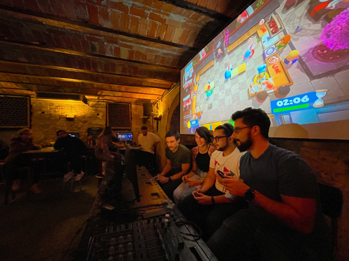 LeHiveBar's tweet photo. C’était bien cool ces Olympiades. Ça a joué à #mariokart, #tetris, #overcooked2 et #timbermanvs.
Bravo à la team « Antho tu sock » pour leur victoire 👏 et merci à tous le joueurs d’être venus !!
« Drink. Eat. Geek. & Havin’ Fun! » https://t.co/tp3WruVOwB