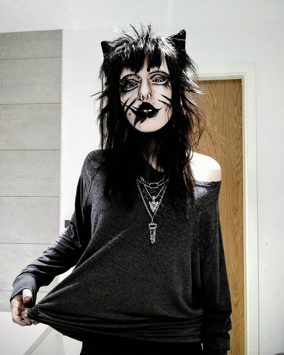 renting myself out as a halloween decoration, inquire within. 🐈