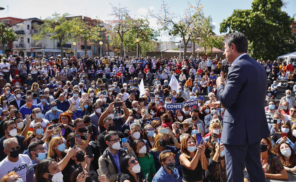 GiuseppeConteIT's tweet photo. Sinceramente commosso dal vostro affetto, Vittoria. Grazie di cuore! 

E grazie ai cittadini di Giarre, Misterbianco, Lentini e Pachino che ho incontrato in questa intensa giornata. Mi avete trasmesso tanto entusiasmo, davvero. https://t.co/OSDtlNUkzt