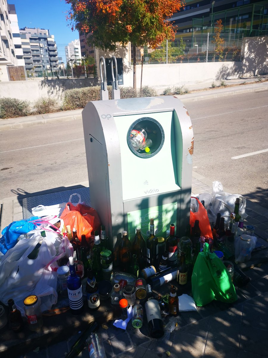 Critica_DelaTV's tweet photo. Dando una vuelta por #TresCantos uno se da cuenta de lo bonito que está todo. El que venga de fuera lo corrobora. Somos la envidia de la zona norte. Nadie tiene unas calles tan llenas de vidrios que iluminan nuestro entorno #TresCantosChanante https://t.co/uoilnVXkPX