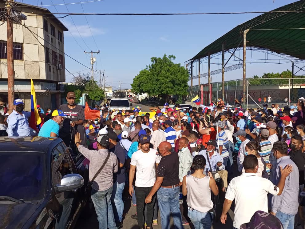 LuisStefanelli's tweet photo. ¡Estamos comenzando la GRAN TOMA DE LA PARROQUIA NORTE! 🇻🇪
Nos acompaña nuestro hermano @sirit_eliezer 🇻🇪
¡Fuerza y UNIDAD! 🇻🇪
#SiempreContigo #Unidad #PuntoFijo https://t.co/rTCalDJ7Ew