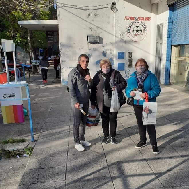mpvischi's tweet photo. @AteneoLibertad y @AteneoPte Alfonsín con las y los vecinos de la Comuna 4, en las esquinas de:
📍 Olavarría y Palos
📍 20 de Septiembre y Ministro Brin

Acercando al barrio las propuestas de #VidalYTetaz e informando sobre cómo sumarse para fiscalizar el 14/11 💪 #YoFiscalizo https://t.co/1fI3SYCco3