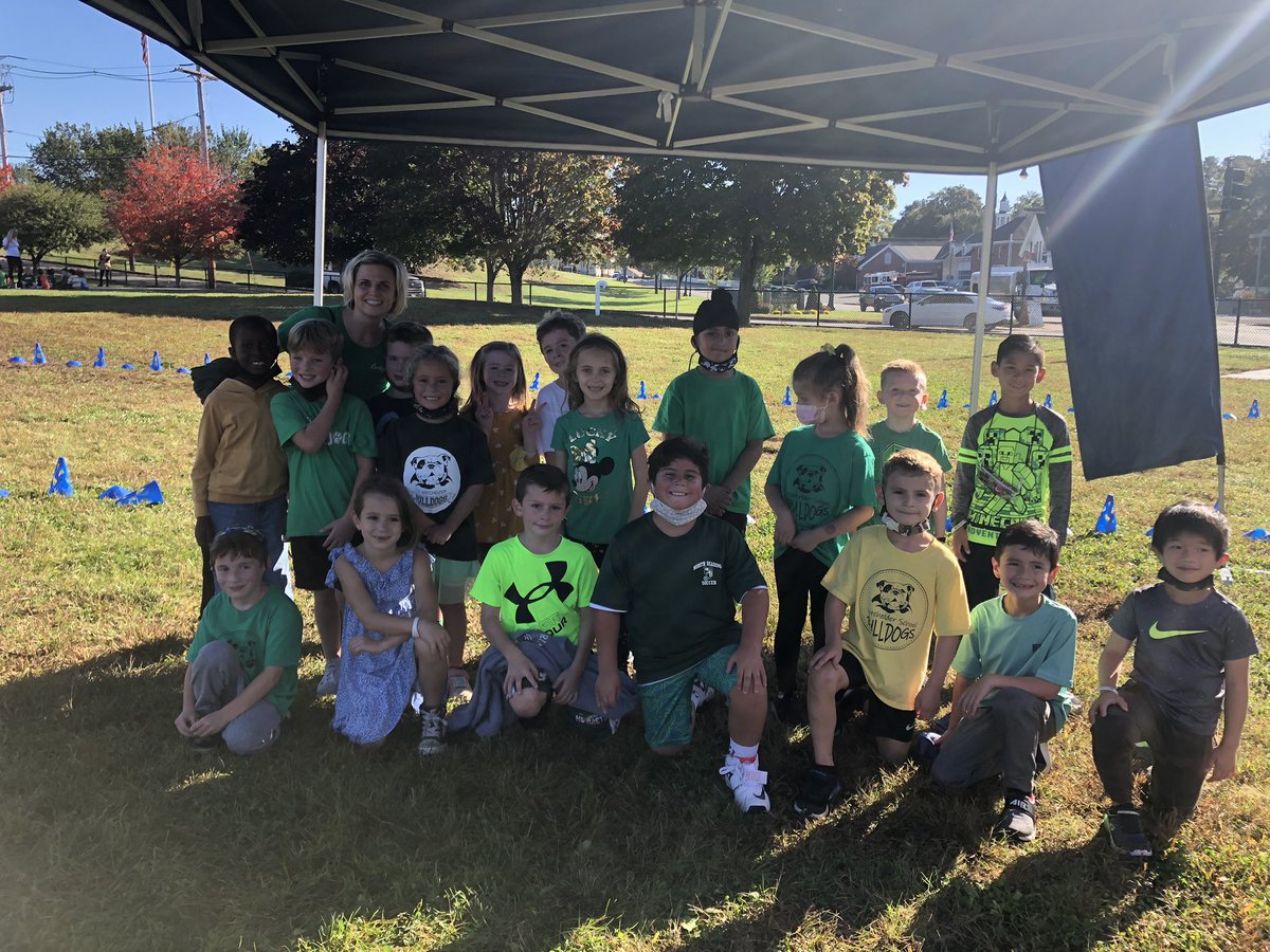 KatherineABarr1's tweet photo. The Fun Run was a total success! Go Room 16! https://t.co/kcMGeXg39X