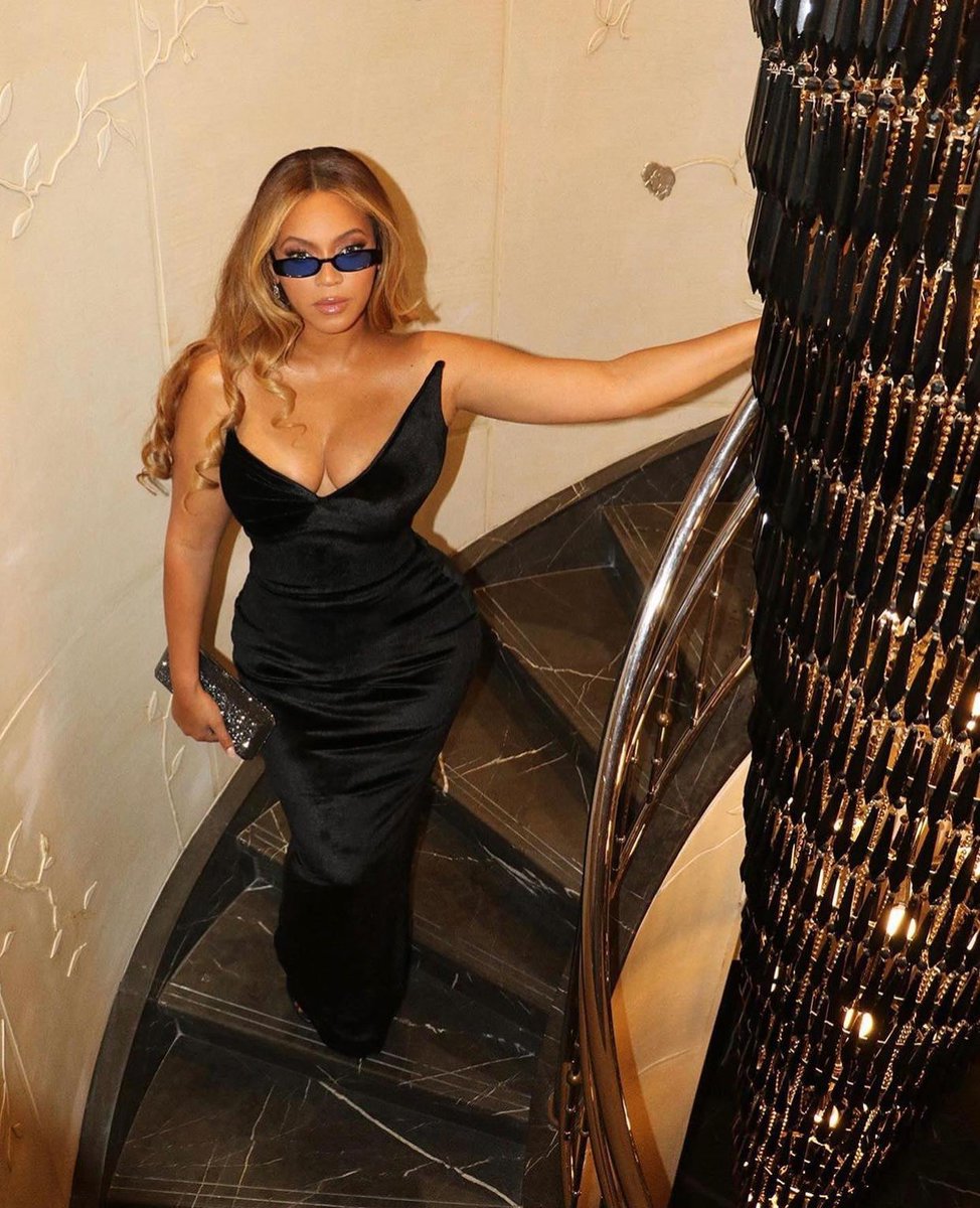 KultPlus's tweet photo. Dizajnet e Valdrin Sahitit edhe deri te yjet top të botës. Beyonce ka veshur një fustan të dizajnerit kosovar, fustan kadifeje me ngjyrë të zezë. Ky nuk është depërtimi i vetëm i dizajnerit kosovar tek yjet botërore. / https://t.co/kVfUmD1qLg https://t.co/LkKIFWLnYd