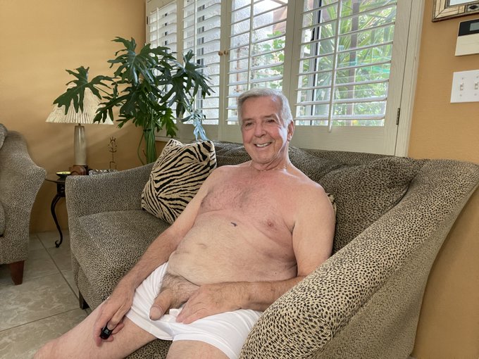 A smile and my boxers...
SEE LINK IN MY BIO FOR HOTTER CONTENT,
#ranchomiragedaddy #jockstrap #commando
