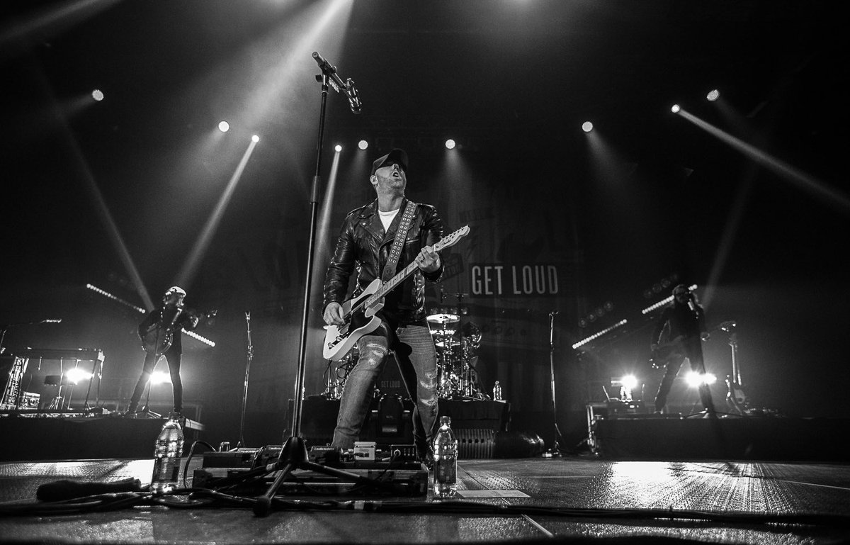 timhicksmusic's tweet photo. Is it Friday yet?! SO looking forward to strapping on the ol’ Tele and making all sorts of awkward rock faces tomorrow night at the Norfolk Fair! 😂🤘 Simcoe! Who’s ready to party?! #SoldOut

📸: @CoreyKelly76 / @TourBusEnt https://t.co/mHFidUP3O9