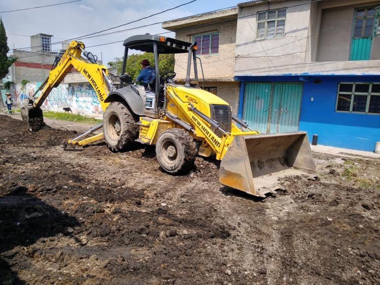 GobiernoChalco's tweet photo. Personal de #ODAPASChalco sigue trabajando para reparar las afectaciones por las lluvias.

En #JardinesDeChalco, avanza en 75 por ciento el proyecto de sustitución de drenaje en las calles Crisantemos y Dalia.
#MiguelGutiérrez
#GobiernoDeChalco https://t.co/C4RpvSiTpB