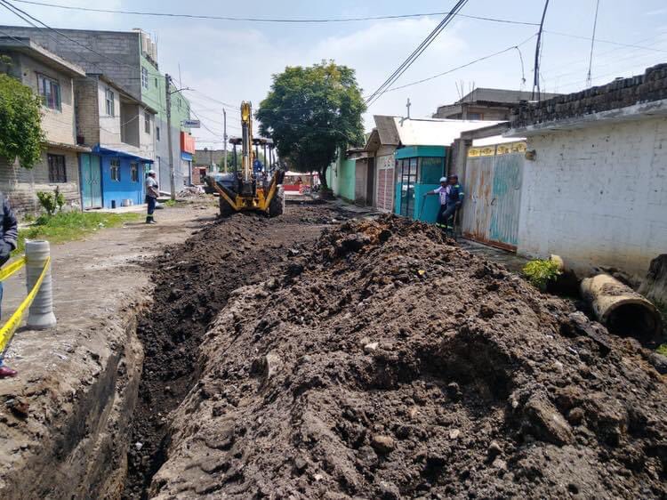 GobiernoChalco's tweet photo. Personal de #ODAPASChalco sigue trabajando para reparar las afectaciones por las lluvias.

En #JardinesDeChalco, avanza en 75 por ciento el proyecto de sustitución de drenaje en las calles Crisantemos y Dalia.
#MiguelGutiérrez
#GobiernoDeChalco https://t.co/C4RpvSiTpB