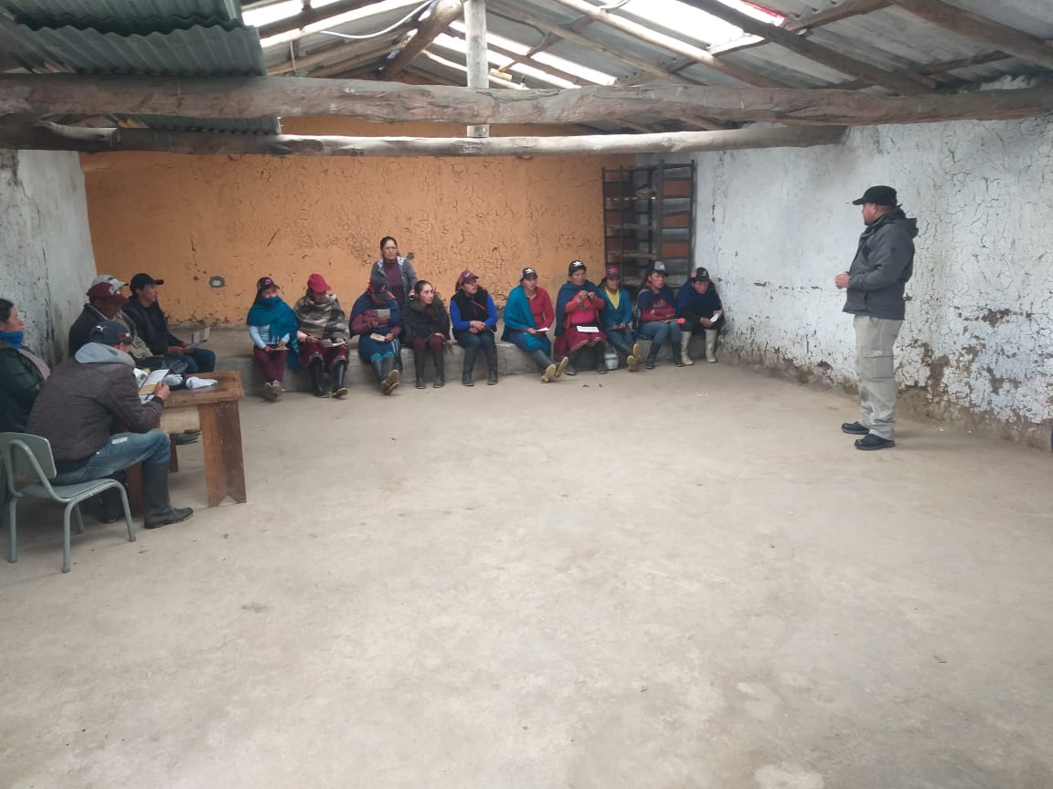 LisCarcelen's tweet photo. Socialización del Proyecto #AgroSeguro en la comunidad de Las Nieves 📍#Pucará y también se receptó solicitudes de revisión de buró de crédito de la #SúperMujerRural.

#JuntosLoLogramos https://t.co/44T1jHBBos