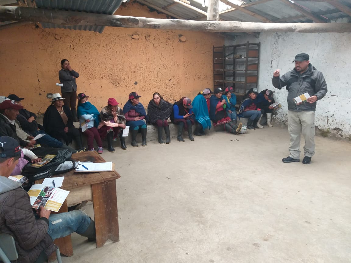 LisCarcelen's tweet photo. Socialización del Proyecto #AgroSeguro en la comunidad de Las Nieves 📍#Pucará y también se receptó solicitudes de revisión de buró de crédito de la #SúperMujerRural.

#JuntosLoLogramos https://t.co/44T1jHBBos