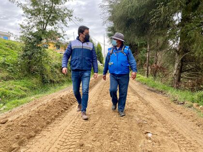 Daviidjm's tweet photo. Conectamos la provincia con vías que promuevan la producción y el desarrollo. Desde @AzuayPrefectura estamos comprometidos con la gente, cubriendo sus necesidades y brindando vías adecuadas. https://t.co/7wyTHXiJNl