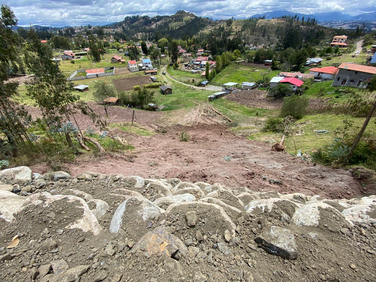 Conectamos la provincia con vías que promuevan la producción y el desarrollo. Desde <a href="/AzuayPrefectura/">Prefectura del Azuay</a> estamos comprometidos con la gente, cubriendo sus necesidades y brindando vías adecuadas.