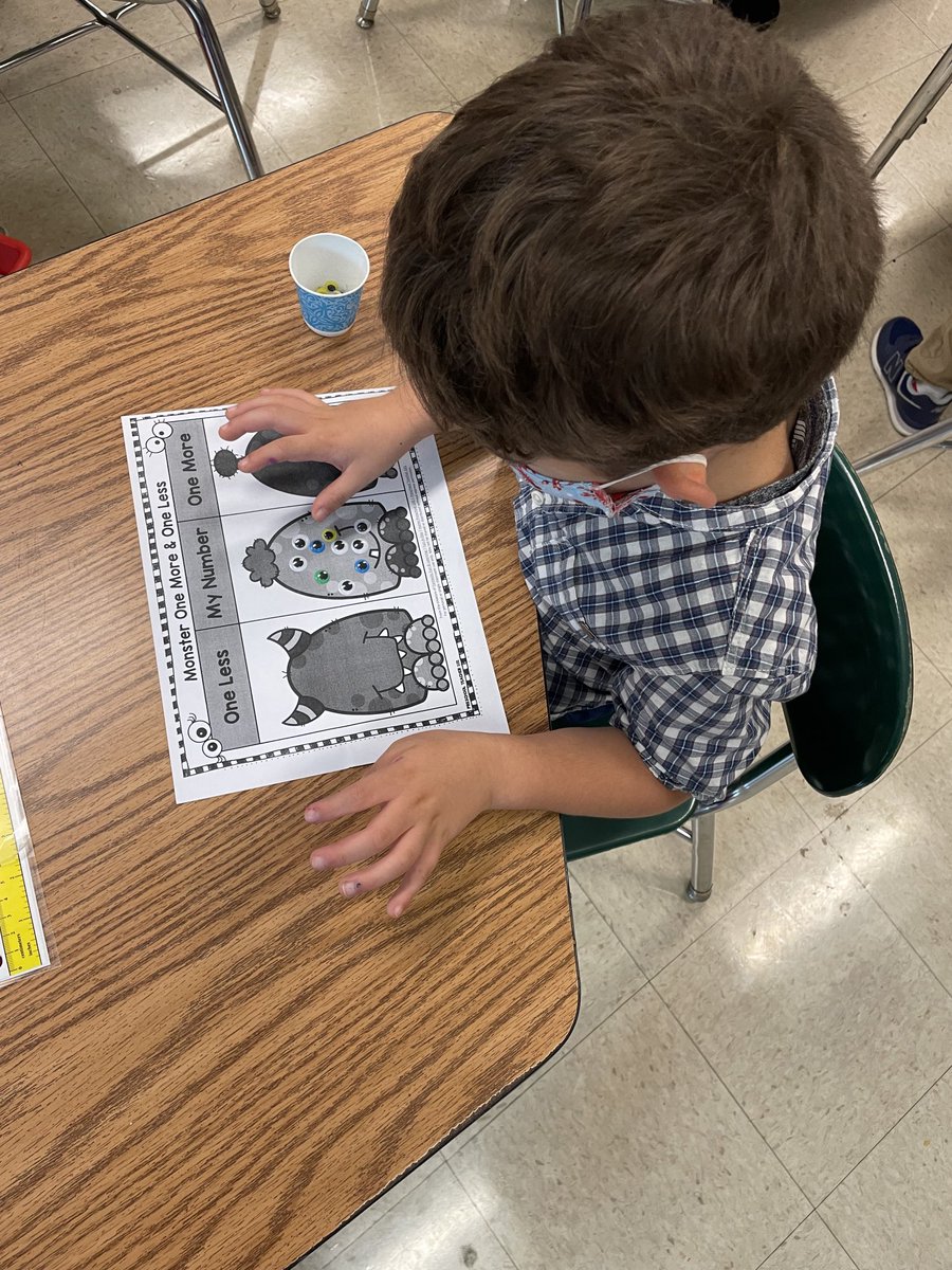 Using googly eyes and a monster mat are a fun way to practice “one more” in kindergarten. ⁦<a href="/fcpsOhEithir/">Lorcán ÓhEithir</a>⁩ ⁦<a href="/CAHicks_AP/">Courtney Hicks</a>⁩ #WhesHeroes,
#WorkhardKindheart ,#BelieveAchieveSucceed
