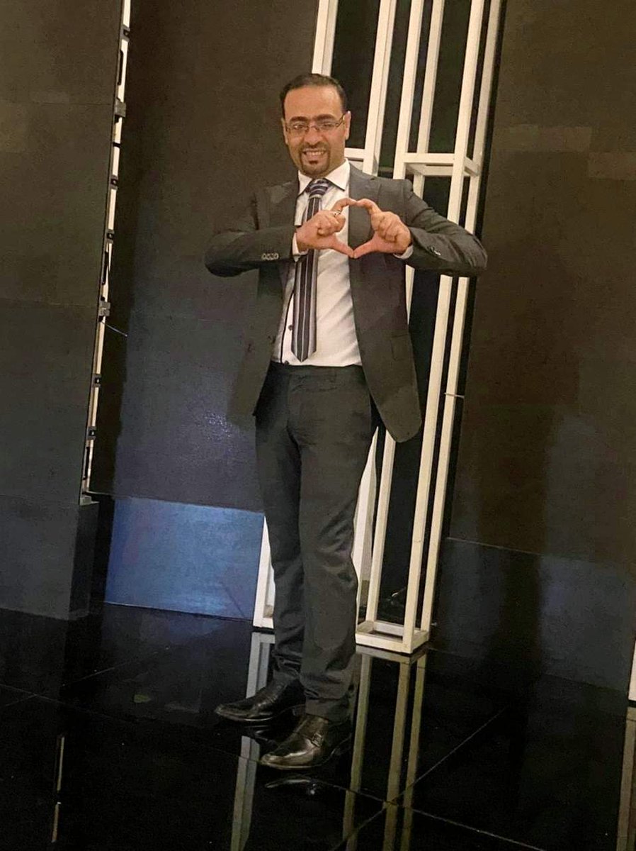 هل تعلمون ما هو عشق الروح؟
ان تعشق أنفاس من تحب
وأنت بعيدآ عنه!
ان تشتاق لرائحة عطره
وهو ليس بقربك!
ان تشعر بدفئ حنانه
كلما زاد شوقك له!
وتتمني أن تكون بجانبه
كلما هب نسيم عشقه!
وتشعر بنبضات قلبه
دون ان يحتضنك!
وتمتلك سعادة الكون كله
فقط لأنك تتحدث اليه💘
فحب الروح لمن يعشق الروح