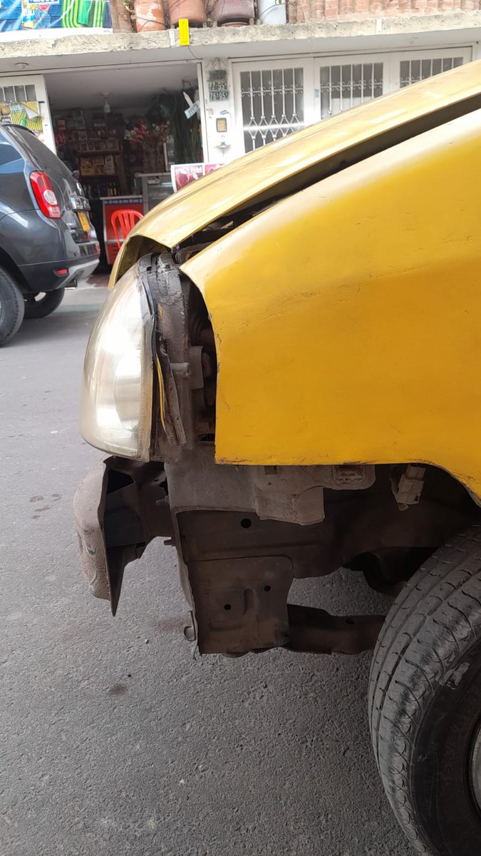 danilo8013's tweet photo. Bomba bosa Carbonel el carro particular estrella al taxi y se da a la fuga https://t.co/sVM3SNgbdF