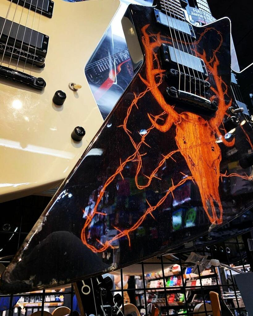 guitarofthrones's tweet photo. Nice closeup of the Elk 💀!
📸: @dayuemiao
.
.
.
#guitarofthrones #espguitars #emgpickups #espexplorer #espelkskullexplorer #jameshetfield #papahet https://t.co/7TF84kW2Ok https://t.co/6ZcJwqW5ij