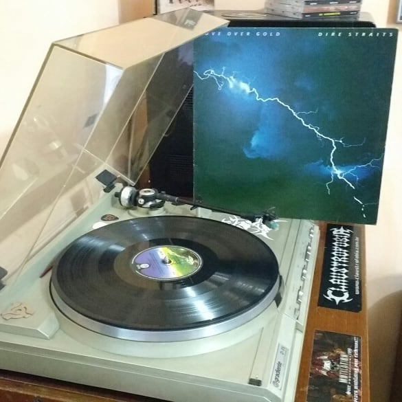 RogerioRocker's tweet photo. Há 3 anos
Dire Straits - Love Over Gold #vinil #polygramdiscos #vertigo #tambémemmusicassete #stereo #serieazul #vinyl #vinylpost #vinylcollection #vinylcollector #discoécultura #discocollection #lps #longplays #turnetable #tocadiscos #gradiente #d35 #gs11 #seboland https://t.co/rLw9QIRFEN