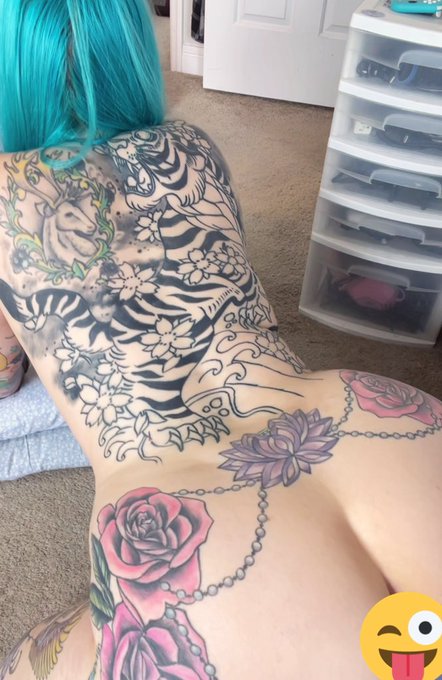 Yeah I&rsquo;ll admit it, Im obsessed with my own back dimples https://t.co/x7HYj2cPpj