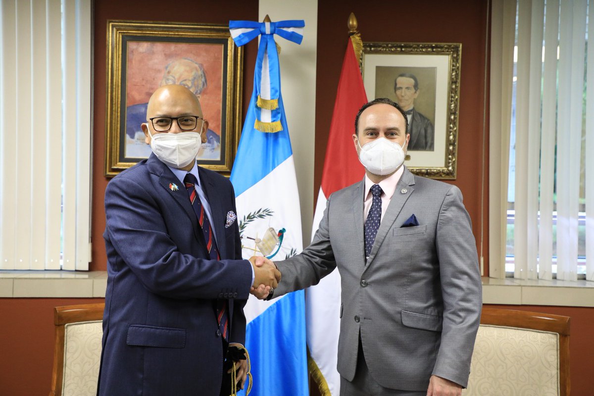 #CancillerGT <a href="/PedroBroloGT/">Pedro Brolo</a> y #ViceCancillerGT Carlos Ramiro Martínez recibieron al embajador de Indonesia, Cheppy T. Warton, con quien dialogaron sobre estrategias de fortalecimiento bilateral e iniciativas para incentivar el comercio y la inversión entre ambas naciones.