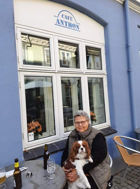 #cavpack Hey from Esther on a sunny day in Denmark 😍 Notice the name of the cafe. The name of Granny's beloved deceased dog Anton 💖 Granny had to visit the cafe, when she saw it's name 😎 Sometimes I think my Granny is a bit of crazy 😂 But that makes us a good couple 😂😉