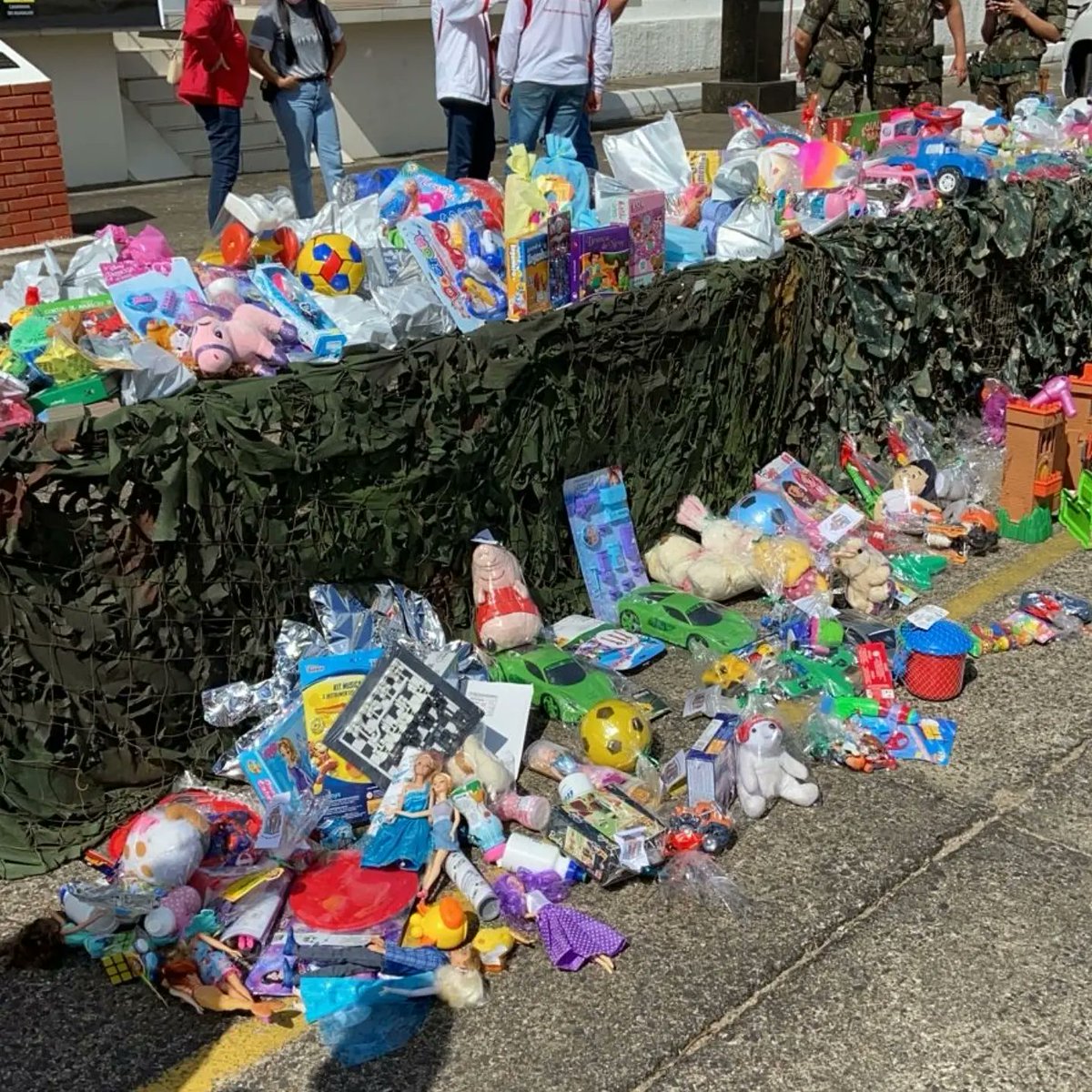 medeirosinter's tweet photo. Participei hoje, junto com o Consulado Colorado de Sapucaia do Sul, da 2° Ação Integrada Solidária do 18° Batalhão de Infantaria Morotizado do RS, quando distribuímos diversos brinquedos às crianças carentes. https://t.co/e2oNpwq5Xv