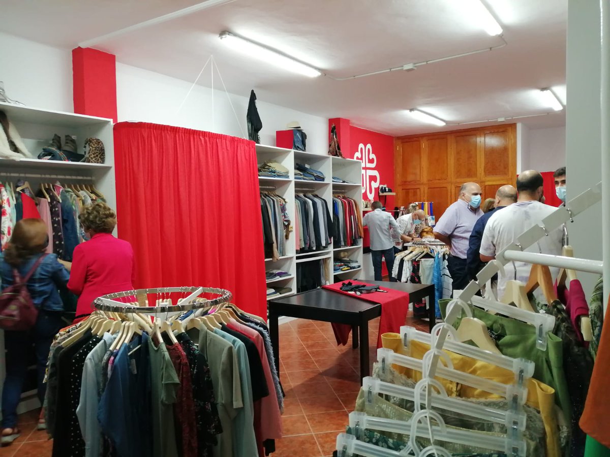 CaritasTenerife's tweet photo. Hoy hemos inaugurado el Mercadillo Solidario del Arciprestazgo de Tacoronte, ubicado en los bajos de la Casa Parroquial, en la calle Sebastián Machado. El horario de recogida de ropa es los jueves, de 16.30 a 19:00, y es necesario coger cita en los teléfonos 922570873 o 661110741 https://t.co/Zxc902f9VZ