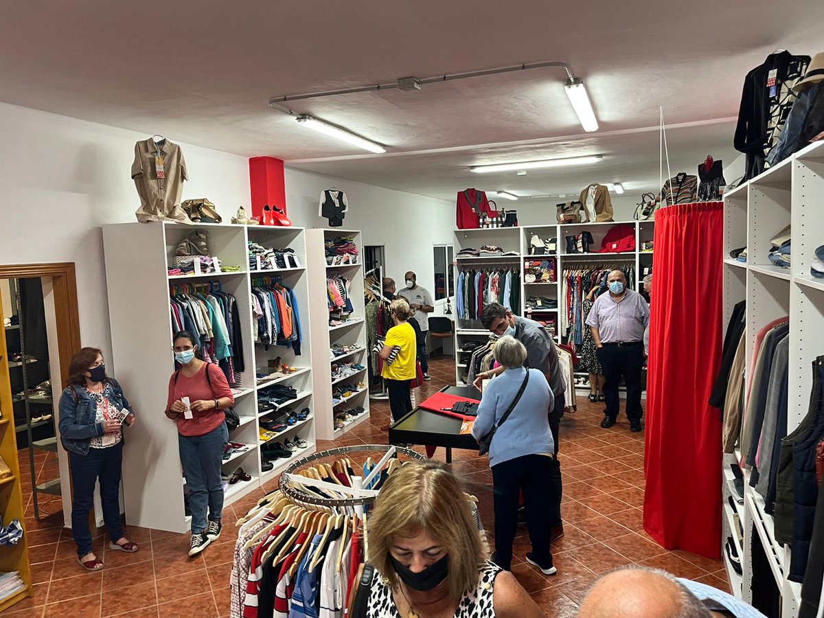 CaritasTenerife's tweet photo. Hoy hemos inaugurado el Mercadillo Solidario del Arciprestazgo de Tacoronte, ubicado en los bajos de la Casa Parroquial, en la calle Sebastián Machado. El horario de recogida de ropa es los jueves, de 16.30 a 19:00, y es necesario coger cita en los teléfonos 922570873 o 661110741 https://t.co/Zxc902f9VZ