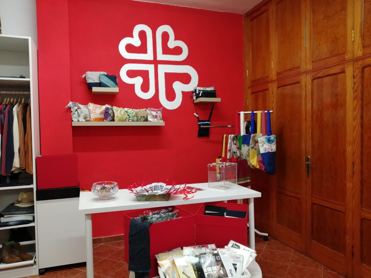 CaritasTenerife's tweet photo. Hoy hemos inaugurado el Mercadillo Solidario del Arciprestazgo de Tacoronte, ubicado en los bajos de la Casa Parroquial, en la calle Sebastián Machado. El horario de recogida de ropa es los jueves, de 16.30 a 19:00, y es necesario coger cita en los teléfonos 922570873 o 661110741 https://t.co/Zxc902f9VZ