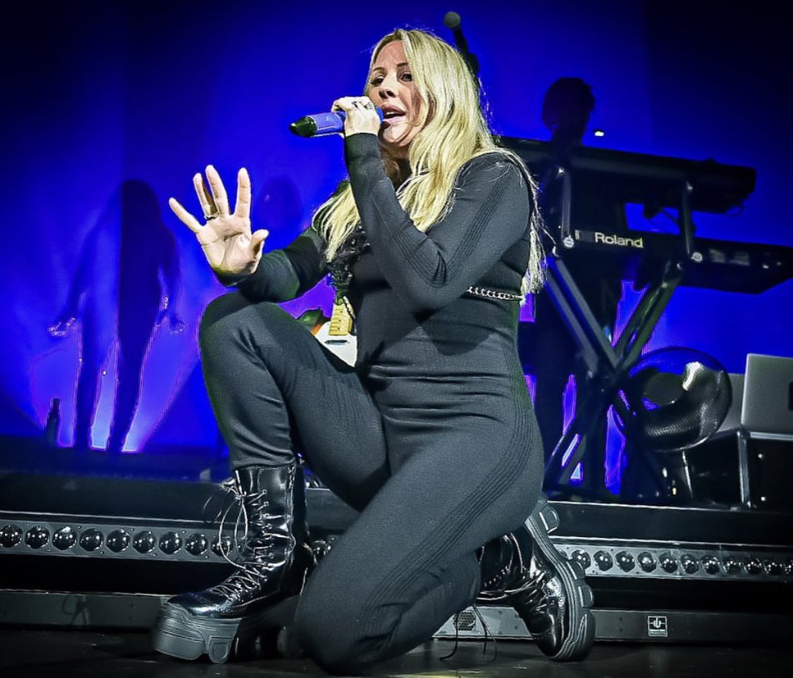BestOfEG's tweet photo. #PHOTOS @elliegoulding performing tonight in Glasgow,, kicking off the #BrightestBlueTour 💙 https://t.co/YlBkn3rMJE