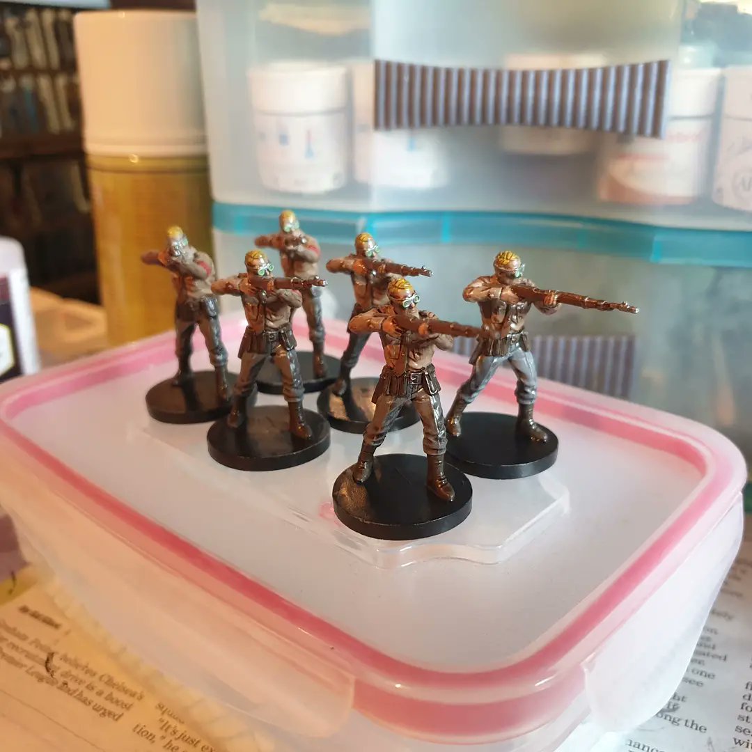 emset03's tweet photo. Back to working on the Hellboy board game today with another set of minions and the largest mini in the box, the Conqueror Worm.
#miniatures #hellboyboardgame https://t.co/YYIt5X8rMC