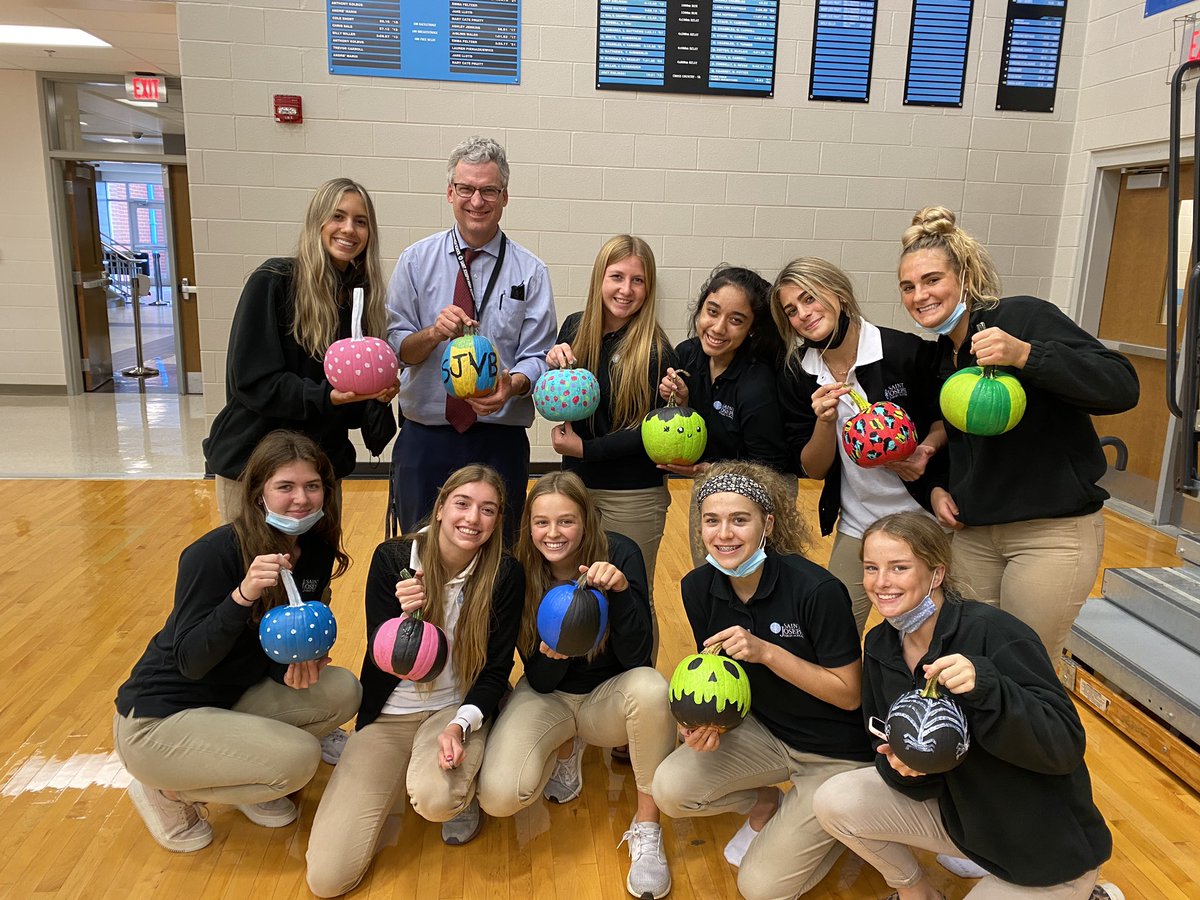 SaintJoeVB's tweet photo. Taking a time out away from the court for some team bonding. Thanks @SJHS_JKennedy for joining in! #Family #SaintJoeYouKnow #WogWag https://t.co/Nt80jZqfND