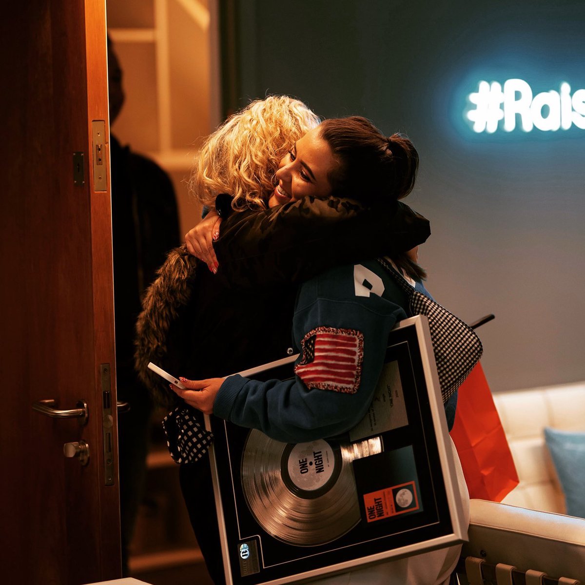 Success with family is twice as sweet 🥰♥️🥺 <a href="/PhrasedD/">Phrased Differently</a> surprised me with my plaque for ‘One Night’ with <a href="/MarcKinchen/">MK (Marc Kinchen)</a> <a href="/sonnyfodera/">Sonny Fodera</a> ♥️🇬🇧 it’s officially my new clutch bag from now on 😂