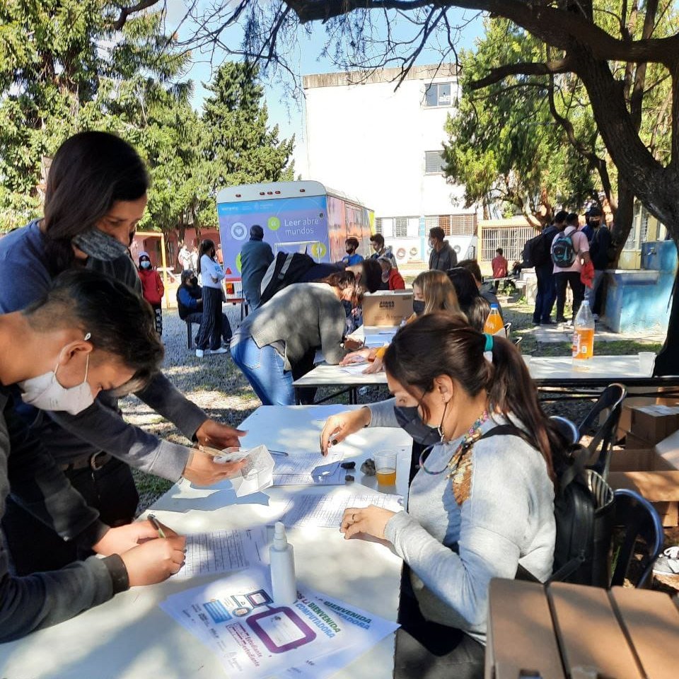 DTE_BA's tweet photo. 💻Durante la jornada los equipos territoriales de @DTeR04, @DTE_Region2 y @DTeRegion5 participaron de la entrega de netbooks para estudiantes de primer año de las escuelas Secundarias Técnicas N°3 de #Quilmes, N°4 de #LomasDeZamora y N°3 de #AlmiranteBrown 
@BAeducacion https://t.co/m0N0Ma4Qqi