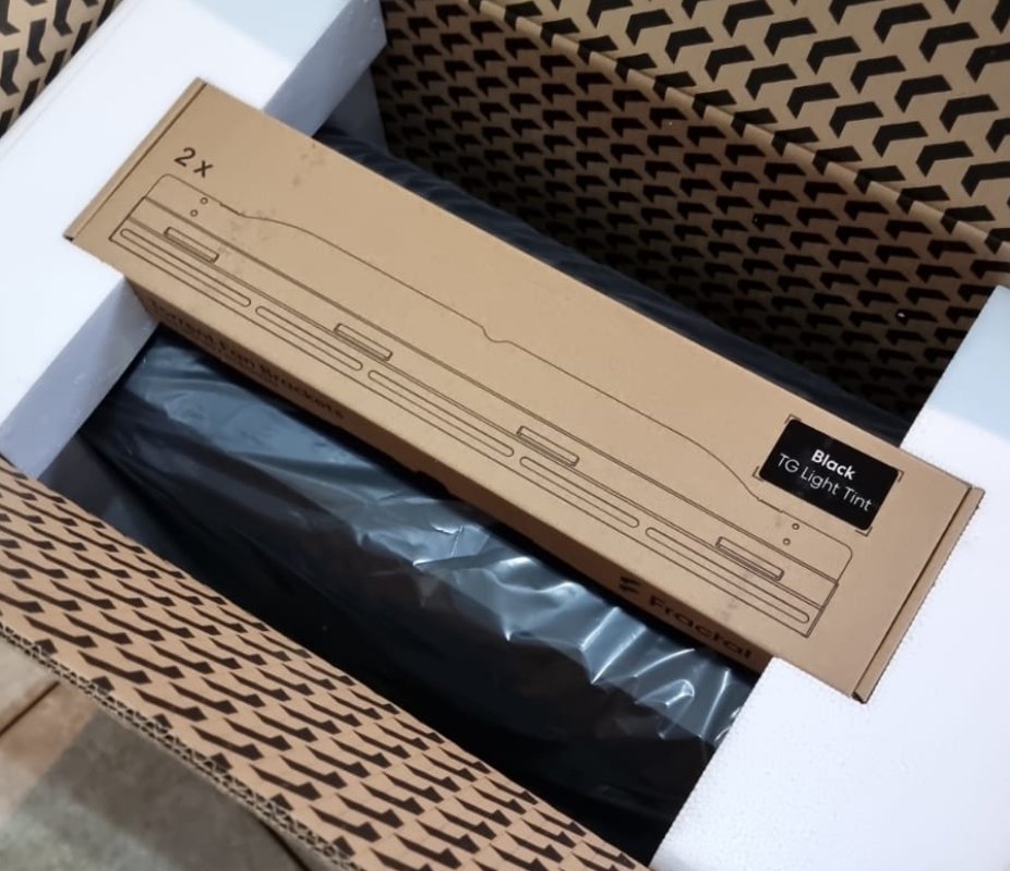 HaulWithPaul's tweet photo. PC is back up and running. Absolutely amazed by the #FractalDesign Torrent. Many thanks to #ScanComputers for such a speedy delivery. So much breathing space!
#pcmasterrace #PCBuild #pcgaming https://t.co/EYDf3qIBwu