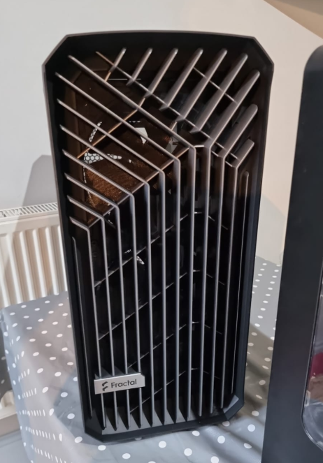 HaulWithPaul's tweet photo. PC is back up and running. Absolutely amazed by the #FractalDesign Torrent. Many thanks to #ScanComputers for such a speedy delivery. So much breathing space!
#pcmasterrace #PCBuild #pcgaming https://t.co/EYDf3qIBwu