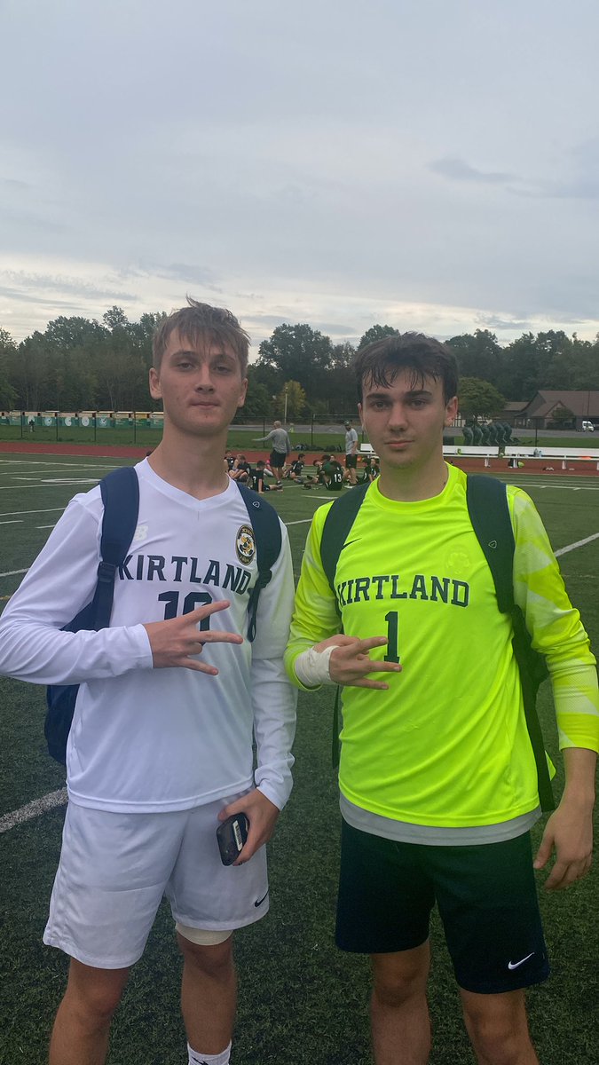Svigič and Evan posing after the 3-0 win at Lake Catholic ‼️ Svigič with the save at the end to keep the clean sheet ❗️#upthehornets🙅‍♂️ #idemo🐝 #getinthebin ‼️