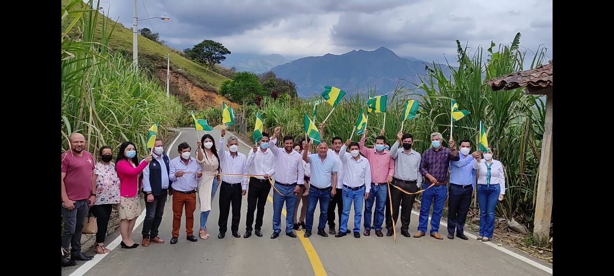 Con gran emotividad participamos en la entrega de una obra muy esperada por los sectores #Tarapal, #Naranjos y #Apartadero el asfaltado de esta importante vía productiva gracias a la #PrefecturaDeElOro #GadAtahualpa y #GADdeAyapamba, en equipo grandes resultados
<a href="/ClementeBravoR/">Clemente Bravo</a>