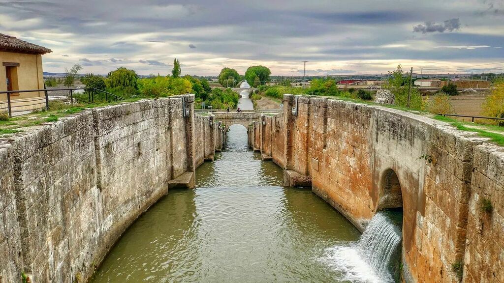 pd_diaz's tweet photo. "La Trinchera Bendita" 🌾〰️🌾
·
·
El Gran #CanaldeCastilla a su paso por #Frómista ~ cuádruple #esclusa (17 a 20), de la gran obra de #ingeniería de #Castilla del s.XVIII y XIX.
#TierradeCampos, #Palencia.
·
[#CaminodeSantiago / #embarcadero del #Juand… https://t.co/BDtL0SN1Db https://t.co/S1ft4tn2r2