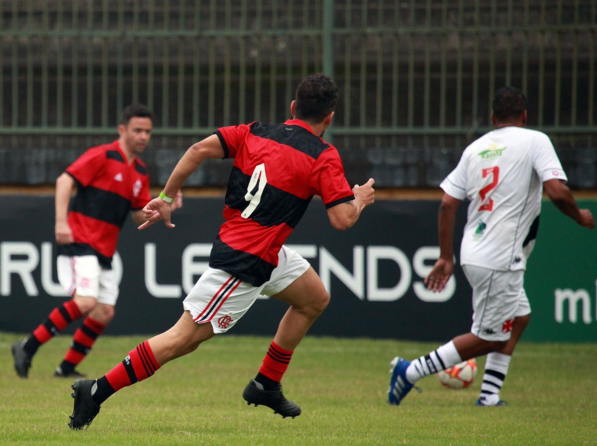wlegends10's tweet photo. Sábado tem mais Mengão aterrorizando a defesa adversária com @juan_maldonado82 e @jean_.oficial! @flamaster_oficial na #CopaBrasilWLegends

#worldlegends #lendasdofutebol #futebolmaster #futebolarte #futebolraiz https://t.co/aQCAm143E7