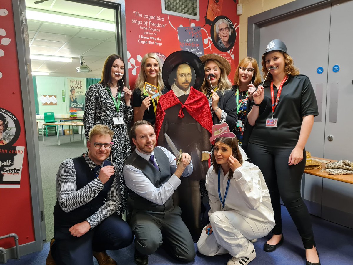 MrsSteven4's tweet photo. Open Evening lols
#selfiewithshakespeare https://t.co/Os3EPcr22v