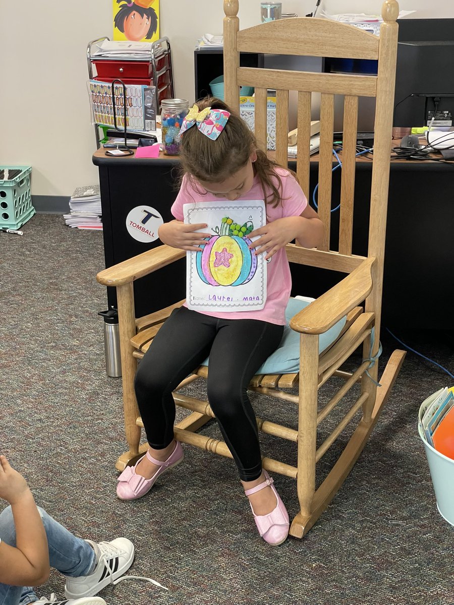 MrsMayerCPES's tweet photo. Kiddos shared their homemade pumpkins! It was such a great home to school connection for our pumpkin unit! #MrsMayersCrew @TISDCPES https://t.co/wKiy2IojCD