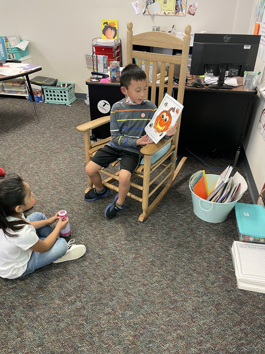 MrsMayerCPES's tweet photo. Kiddos shared their homemade pumpkins! It was such a great home to school connection for our pumpkin unit! #MrsMayersCrew @TISDCPES https://t.co/wKiy2IojCD