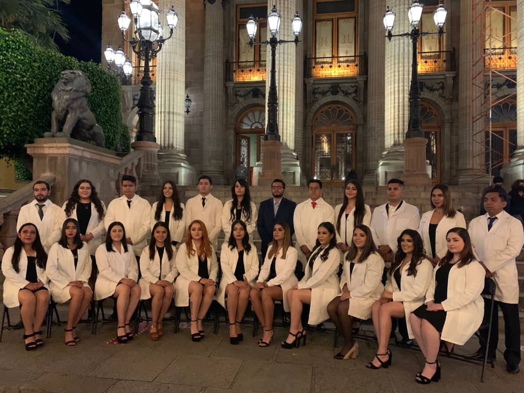 michellenuzv's tweet photo. Estoy en la recta final de esta gran etapa, después de 4 años y medio de esfuerzos 🦷❤️ le agradezco mucho a mi papá por darme la oportunidad de estudiar esta hermosa licenciatura 👏🏻✨🥺
#odontología #casigraduada https://t.co/pz0ypYaJ0M