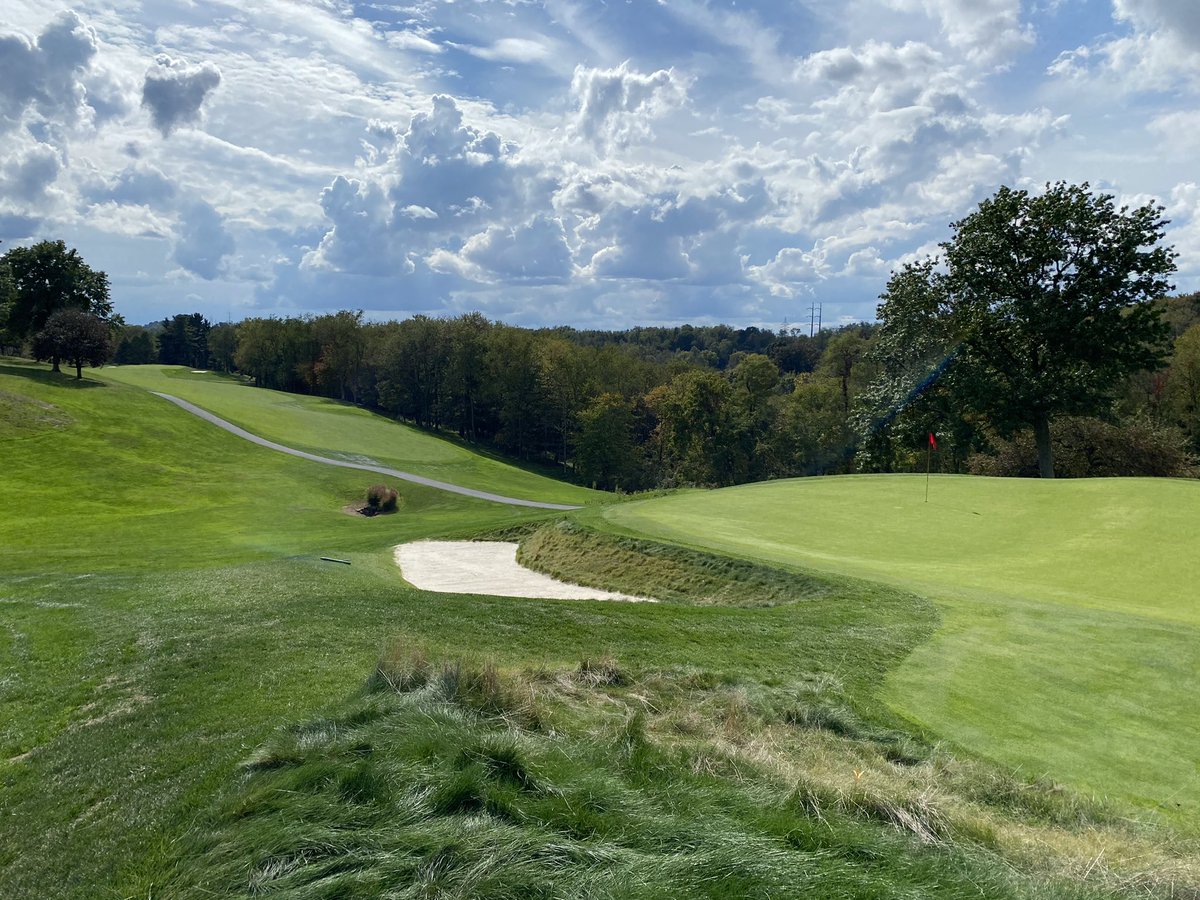 GCImagazine's tweet photo. The Willie Park Jr. flavor has returned to Chartiers Country Club thanks to a successful bunker project involving @HFS_GCA and @AspenGolf. The terrific team responsible for maintaining the bunkers — and Pittsburgh Poa — is led by @chartiersgreens and @Grassjanitor412. https://t.co/X77LkaIjSl
